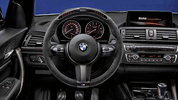 Upravljač obložen alkantarom i letvicama od ugljikovih vlakana u paketu BMW M Performance