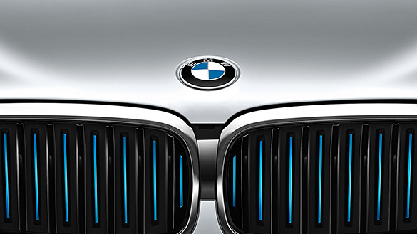 BMW iPerformance rešetka s plavim letvicama. BMW iPerformance rešetka s plavim letvicama.