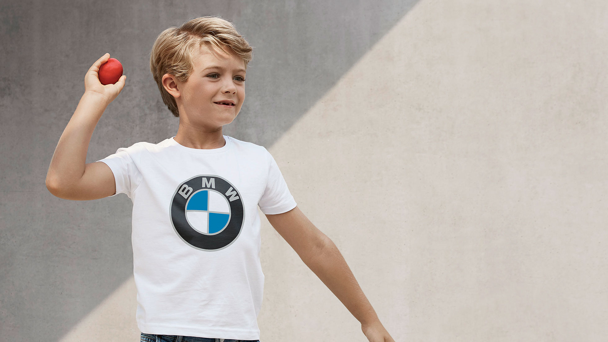 BMW Kids kolekcija. Dječak nosi dio iz BMW Kids kolekcije.