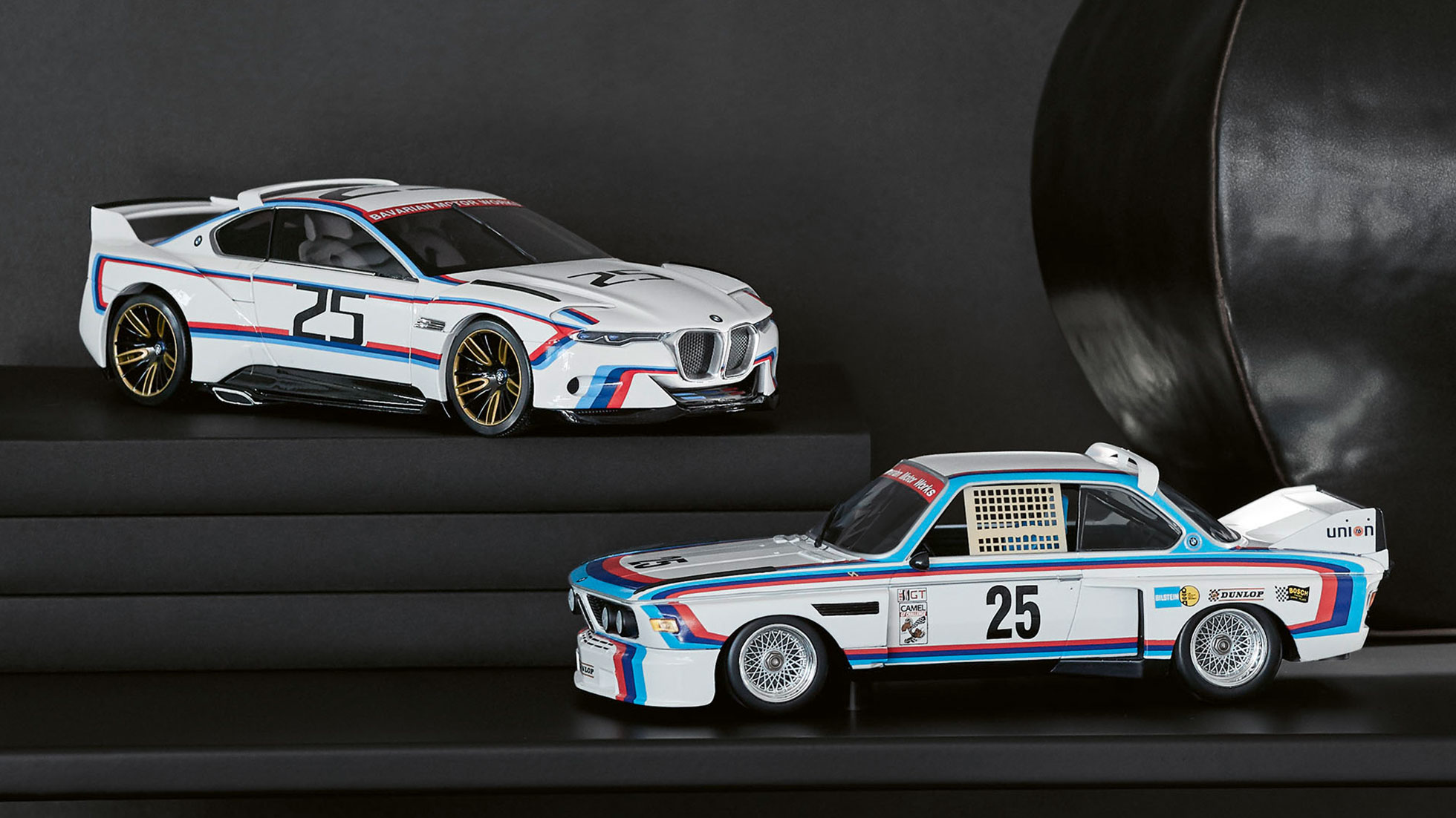 BMW minijature. Fotografija prikazuje dvije BMW minijature.
