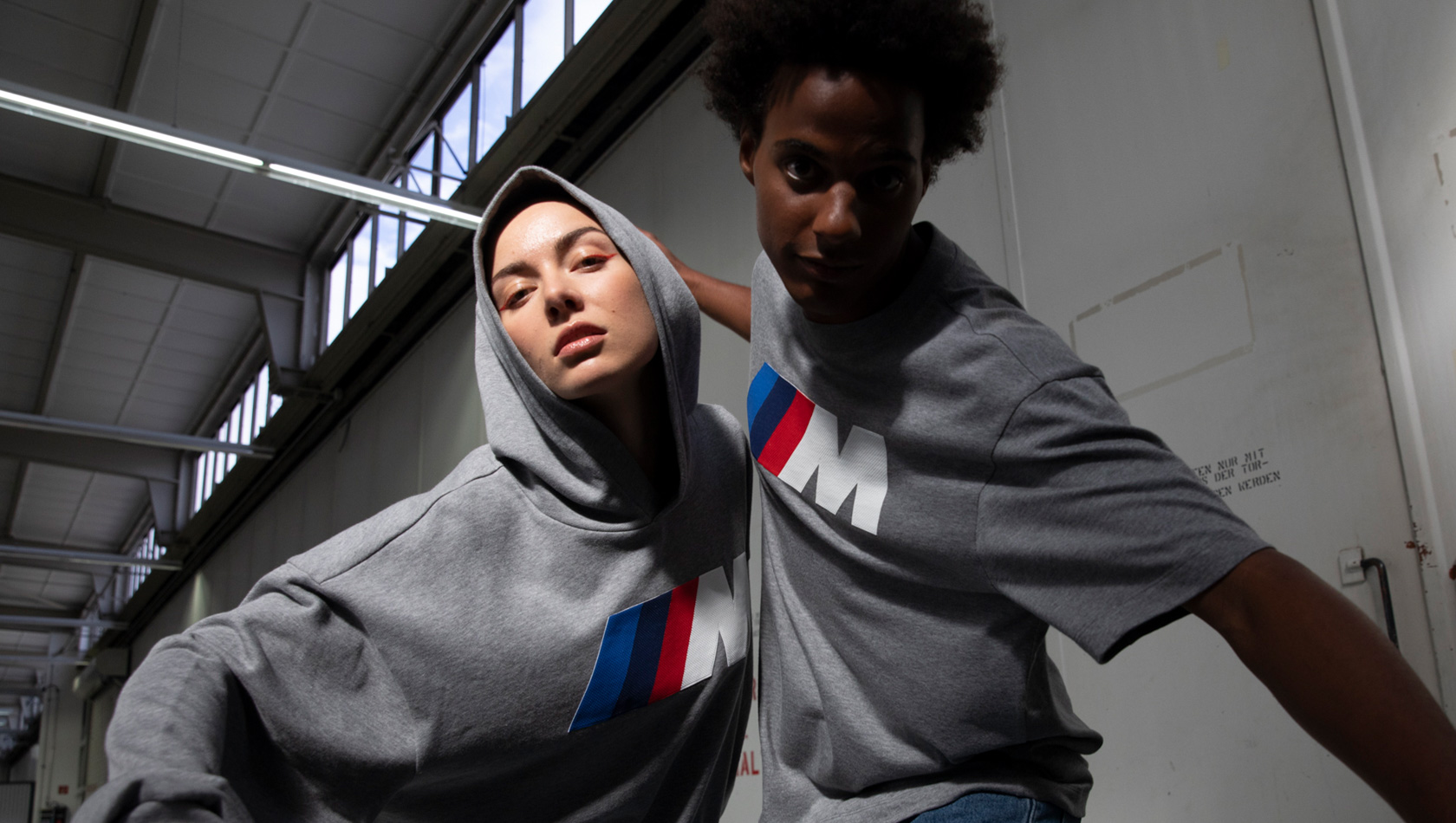 BMW Lifestyle Lookbook 2023 BMW M sweathoodie logo unisex i BMW M majica s logotipom unisex BMW Lifestyle Lookbook BMW M sweathoodie logotip unisex i BMW M logotip majice unisex