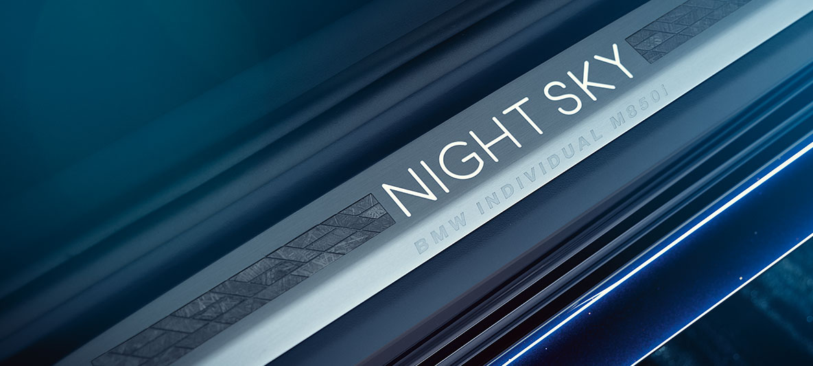 BMW Individual M850i NIGHT SKY, panel pragova vrata modela NIGHT SKY Detaljan prikaz panela pragova vrata u dizajnu mozaika modela BMW Individual NIGHT SKY