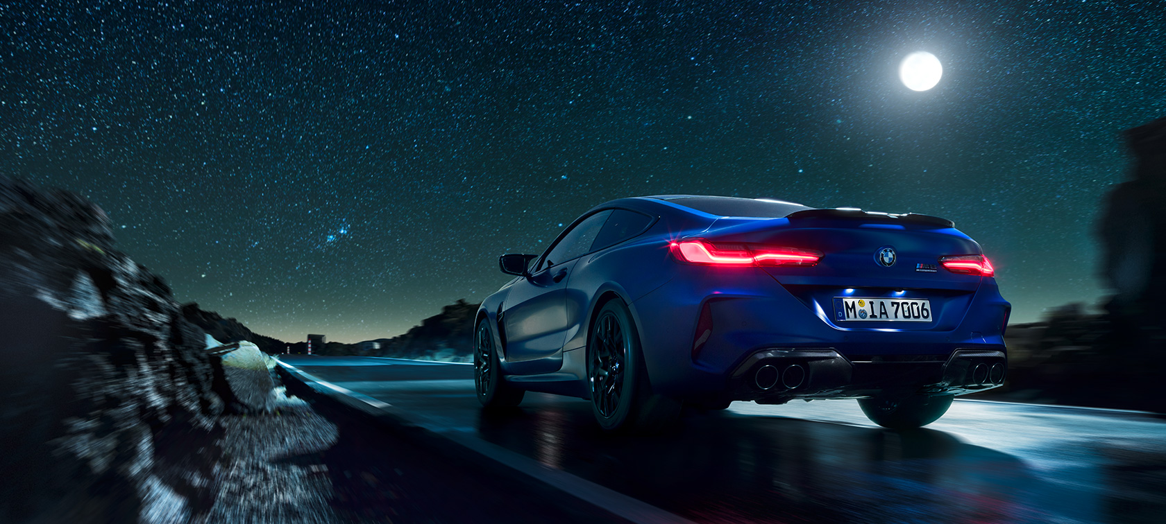 BMW M8 Competition Coupé, prikaz stražnjeg kraja. BMW M8 Competition Coupé, prikaz stražnjeg kraja, vožnja noću s punim mjesecom.