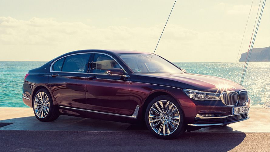 BMW Individual M760Li nadahnut od Nautor’s Swan G12 2017 tročetvrtinski pogled s boka stoji na molu ispred jedrilice u zaljevu