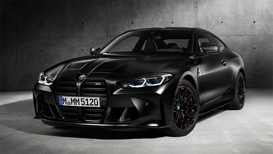 BMW M4 Competition Edition x KITH G82 2020 tročetvrtinski pogled s boka ispred sive pozadine