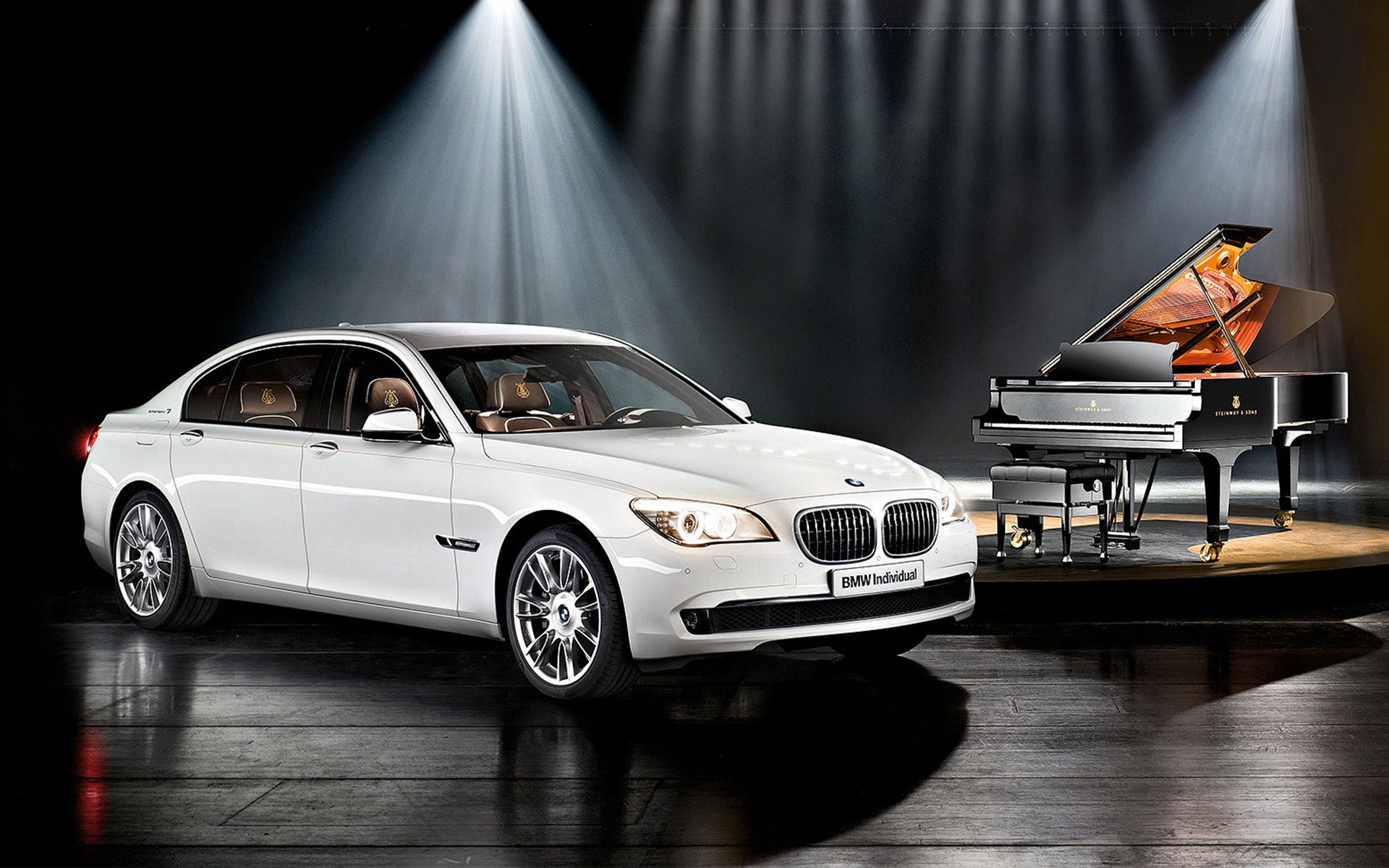 BMW Individual serije 7 nadahnut od Steinway & Sons F01 2010 BMW ispred piana BMW Individual serije 7 nadahnut od Steinway & Sons F01 2010 BMW tročetvrtinski pogled s boka ispred piana