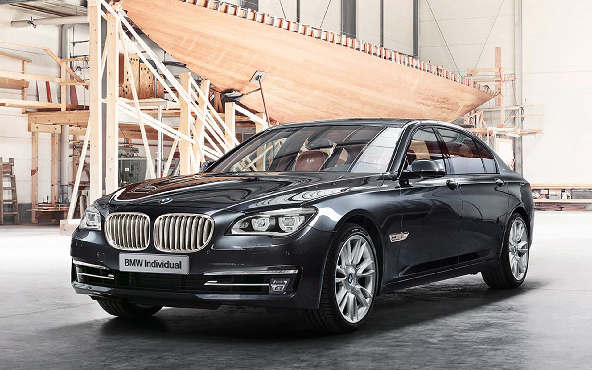 BMW Individual 760Li Sterling nadahnut od ROBBE & BERKING F01 2013 ispred jedrilice u hali brodogradilišta BMW Individual 760Li Sterling nadahnut od ROBBE & BERKING F01 2013 tročetvrtinski pogled sprijeda ispred jedrilice u hali brodogradilišta
