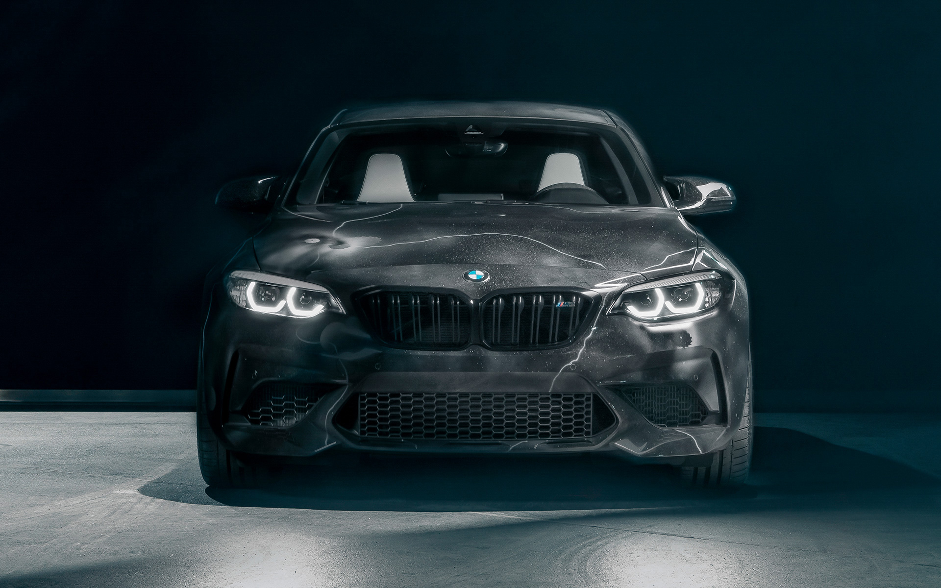 BMW M2 Edition dizajniran od FUTURA 2000 F87 2020 pogled sprijeda BMW M2 Edition dizajniran od FUTURA 2000 F87 2020 pogled sprijeda na crnoj pozadini