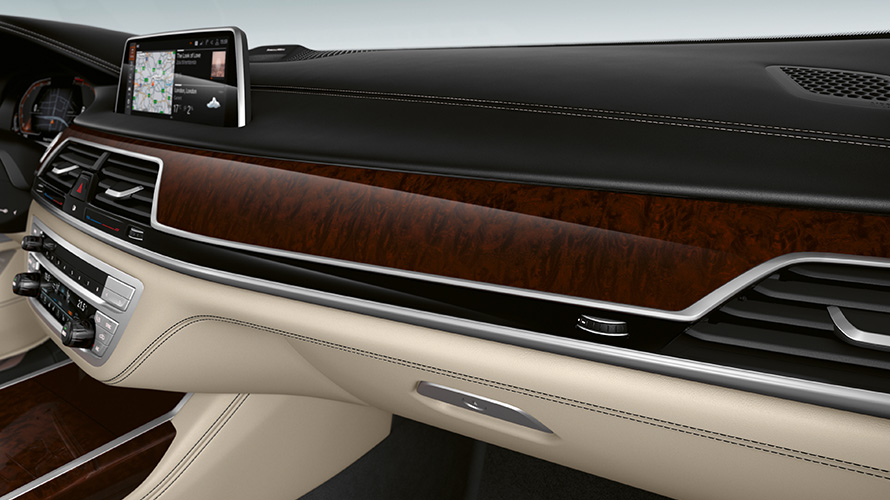 BMW Individual unutarnje obloge od finog drveta Ash Grain Black Red visokog sjaja izbliza 