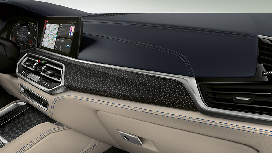 BMW Individual unutarnje obloge od finog drveta 'Fineline' Black sa aluminijskim umetcima izbliza 