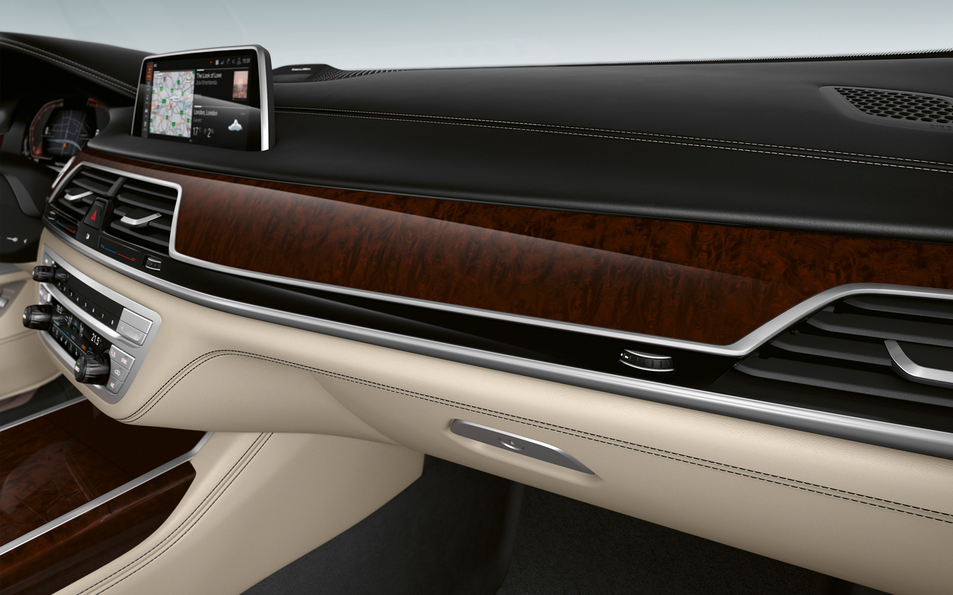BMW Individual unutarnje obloge od finog drveta Ash Grain Black Red visokog sjaja izbliza BMW Individual unutarnje obloge od finog drveta Ash Grain Black Red visokog sjaja izbliza