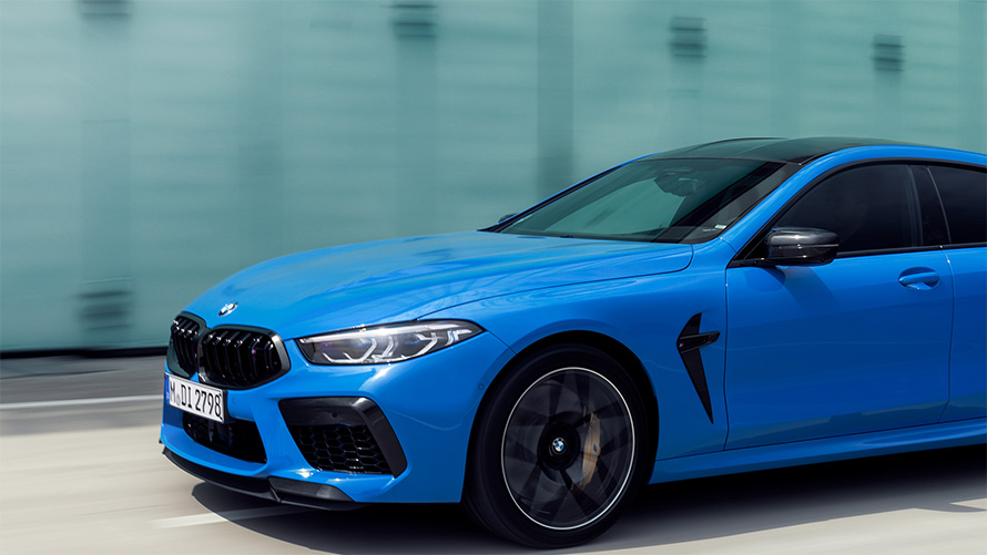 BMW M8 Competition Coupé F92 2019 BMW Individual Voodooblue tri četvrtine bočnog pogleda u dijelu za vožnju