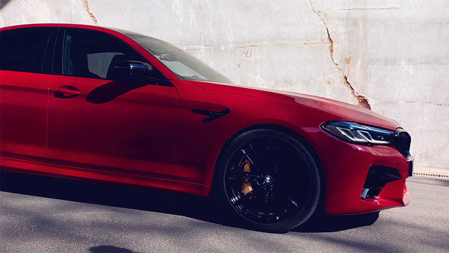 BMW M5 Competition F90 2018 BMW Individual Imola Red pogled sa strane stoji u odjeljku