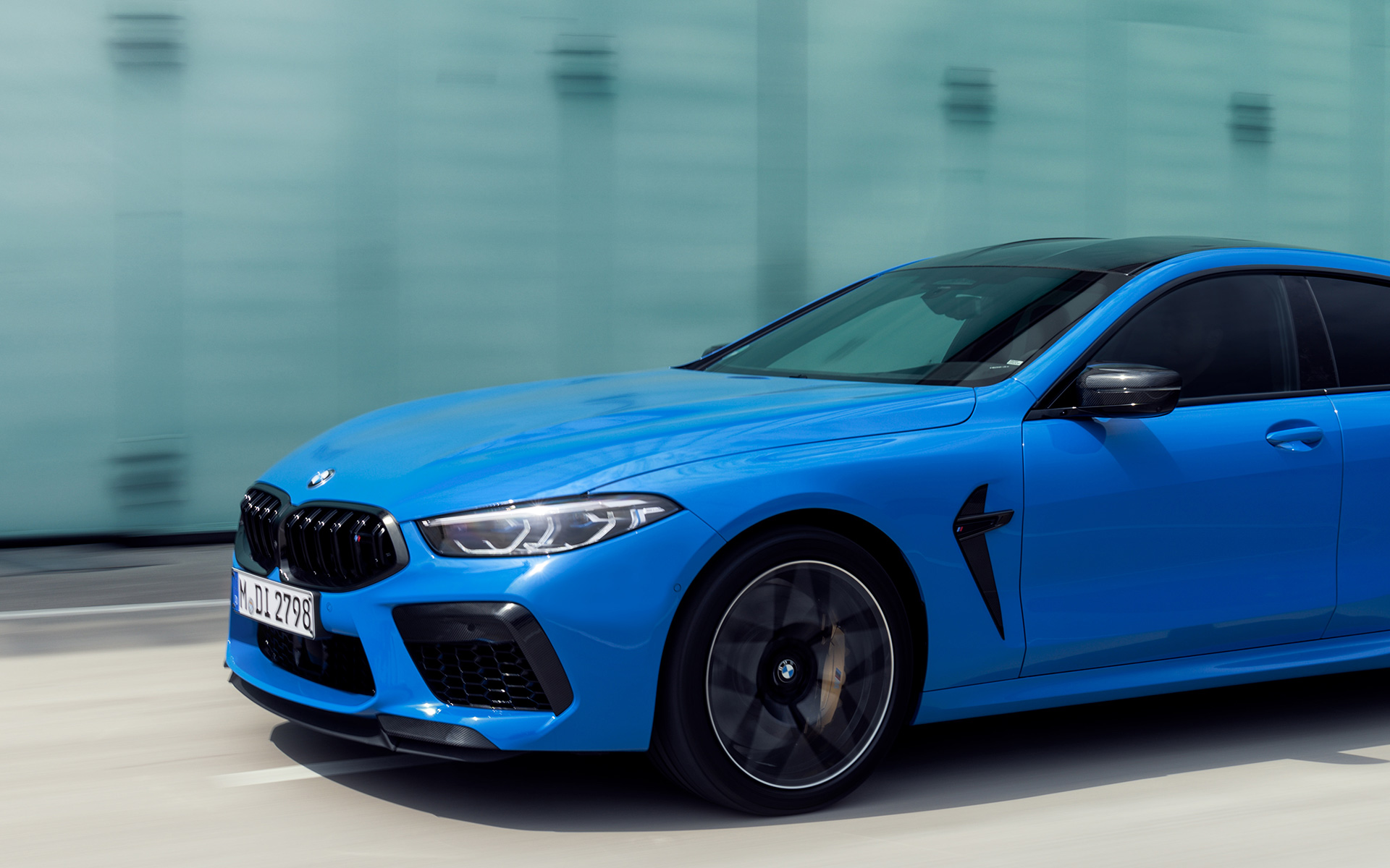 BMW M8 Competition Coupé F92 2019 BMW Individual Voodooblue pogled sa strane tri četvrtine BMW M8 Competition Coupé F92 2019 BMW Individual Voodooblue tri četvrtine bočnog pogleda u dijelu za vožnju