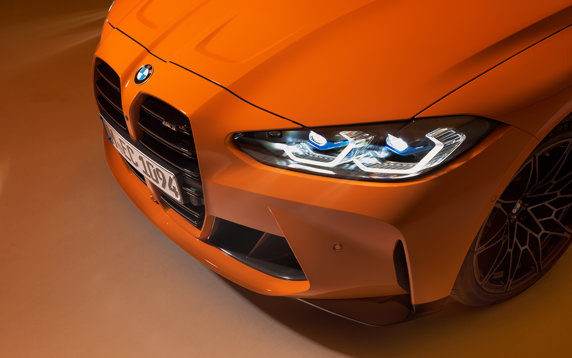 BMW M4 Competition Coupé G82 2021 BMW Individual Fire Orange pogled sprijeda tri četvrtine BMW M4 Competition Coupé G82 2021 BMW Individual Fire Orange stoji tri četvrtine pogled sprijeda izbliza s pogledom odozgo