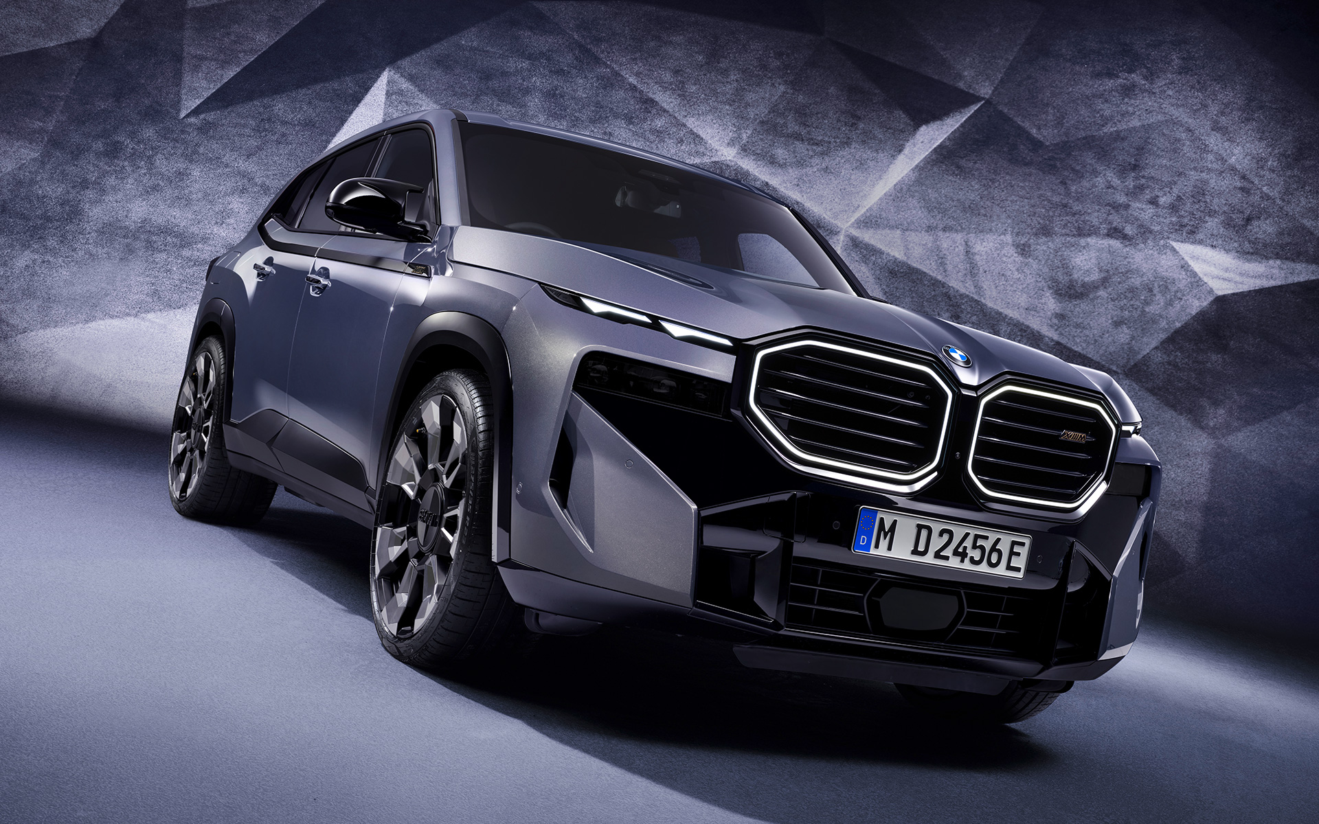 BMW M8 Competition Convertible F92 2019 BMW Individual Zanzibar II metalik pogled sprijeda BMW M8 Competition Convertible F92 2019 BMW Individual Zanzibar II metalik prednji dio u presjeku iz ptičje perspektive