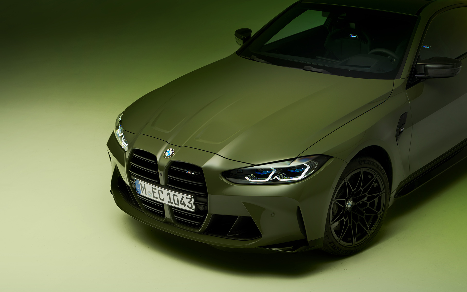 BMW M4 Competition Coupé G82 2021 BMW Individual Urban Green tročetvrtinski pogled sprijeda BMW M4 Competition Coupé G82 2021 BMW Individual Urban Green tročetvrtinski pogled sprijeda odozgo