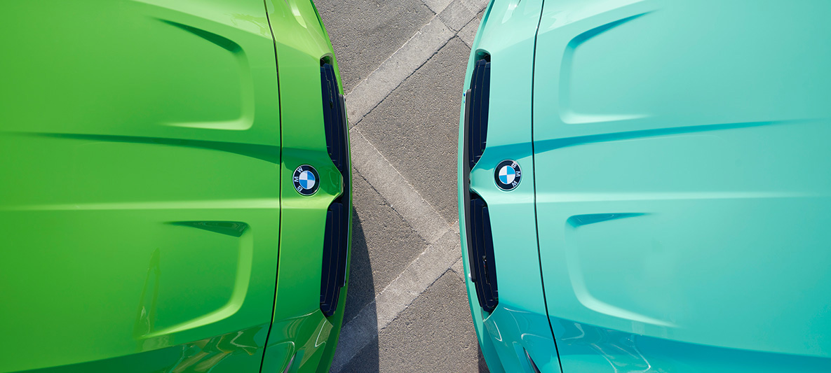 BMW M3 limuzina G80 2021 BMW Individual Verde Mantis tročetvrtinski pogled i BMW M3 limuzina G80 2021 BMW Individual Mint Green licem jedan prema drugome izbliza iz ptičje perspektive BMW M3 limuzina G80 2021 BMW Individual Verde Mantis tročetvrtinski pogled i BMW M3 limuzina G80 2021 BMW Individual Mint Green licem jedan prema drugome izbliza iz ptičje perspektive