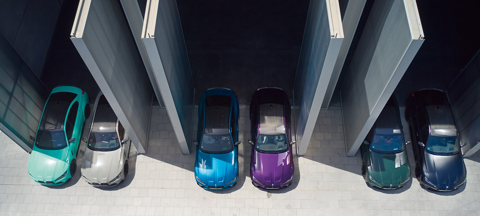Razni BMW M modeli s različitim bojama u V formaciji Razni BMW M modeli s različitim bojama u V formaciji