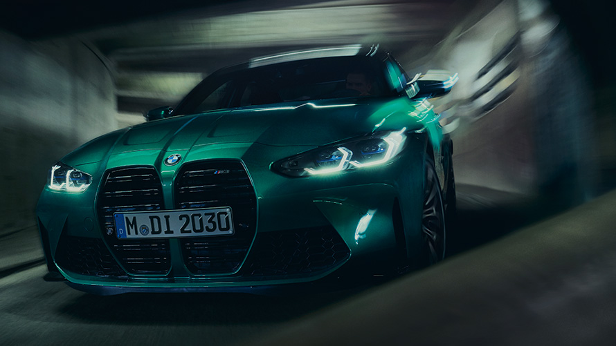 BMW M3 Competition limuzina G80 2021 BMW Individual Isle of Man Green metalik tročetvrtinski pogled u vožnji zavojem