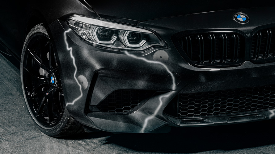 BMW M2 Edition dizajniran od FUTURA 2000 F87 2020 BMW Individual Frozen Black pogled od tri četvrtine ručno oslikani prednji donji dio branika izbliza