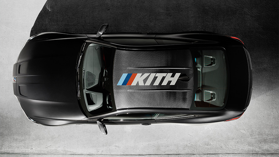 BMW M4 Competition Edition x KITH G82 2020 BMW Individual Frozen Black pogled s visoka na sivoj podlozi