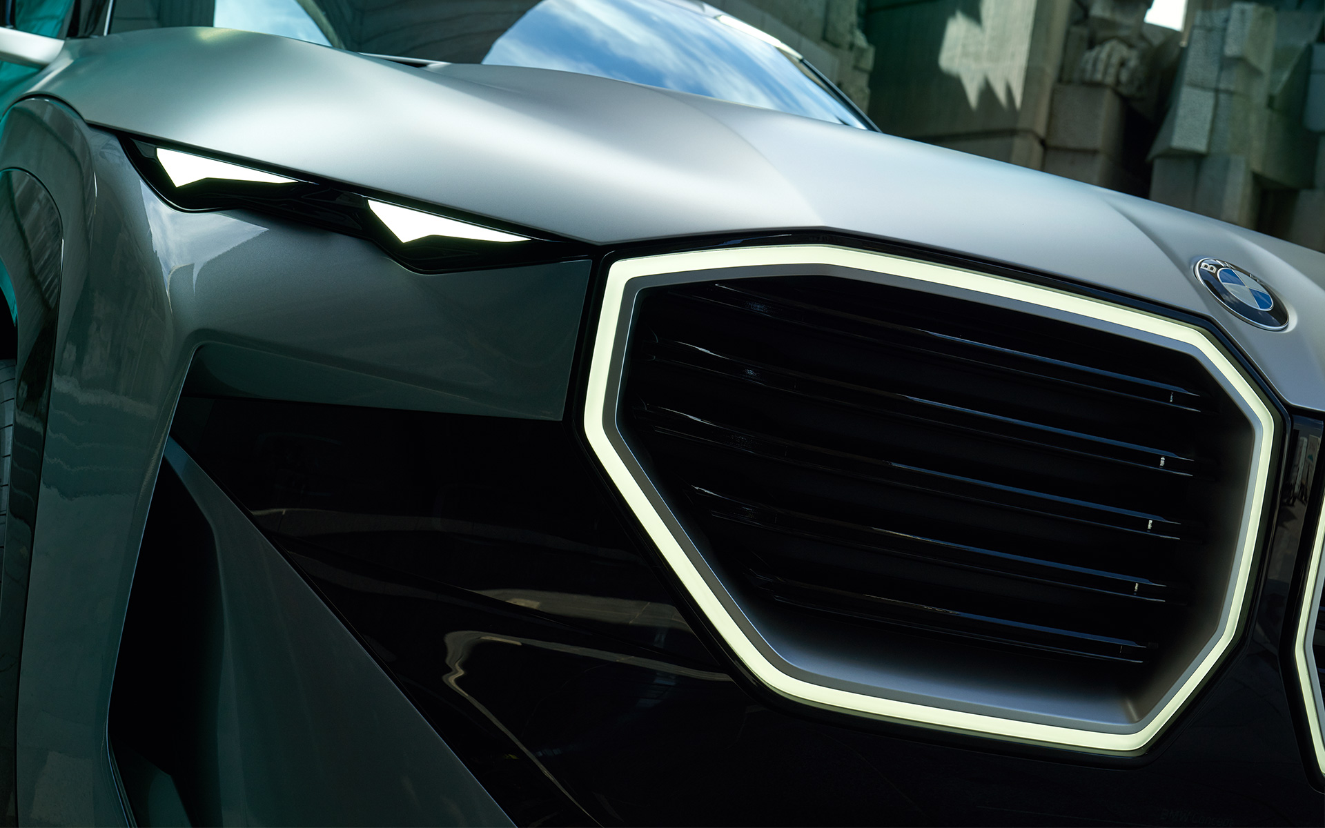 BMW Concept XM (G09) pogled sprijeda u mirovanju pogled izbliza na rešetku bubrega BMW Concept XM (G09) pogled sprijeda u mirovanju pogled izbliza na rešetku bubrega