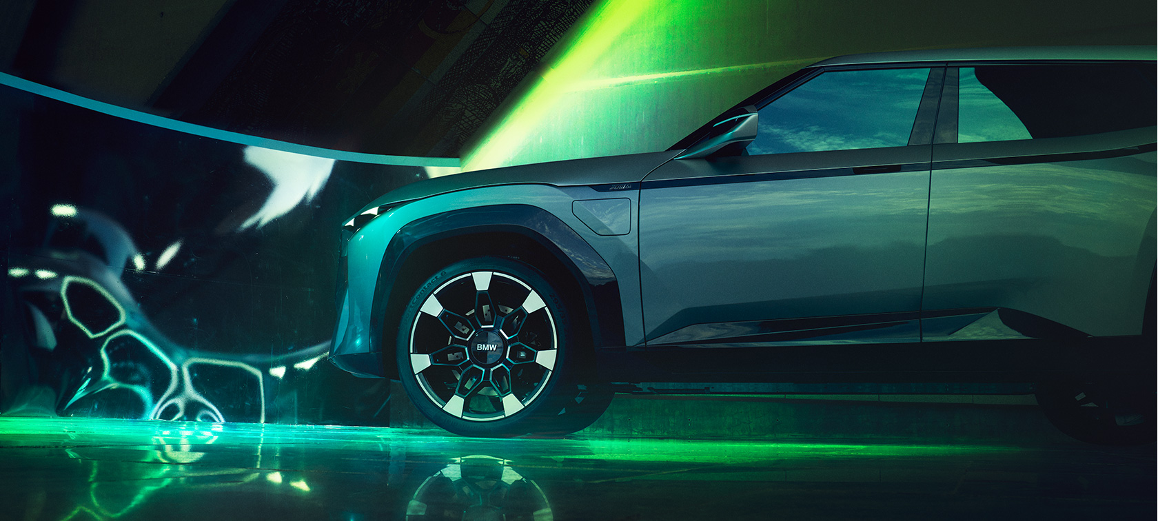 BMW Concept XM (G09) pogled s boka u mirovanju BMW Concept XM (G09) pogled s boka u mirovanju