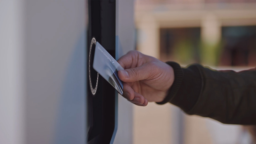 BMW električni automobili BMW iX javno punjenje s BMW Charging punionice visokog kapaciteta video BMW električni automobili BMW iX javno punjenje s BMW Charging punionice visokog kapaciteta video