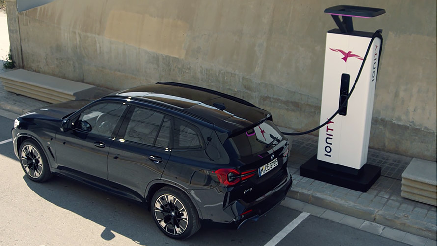 BMW električni automobili BMW iX3 javno punjenje s BMW Charging punionice visokog kapaciteta video BMW električni automobili BMW iX3 javno punjenje s BMW Charging punionice visokog kapaciteta video
