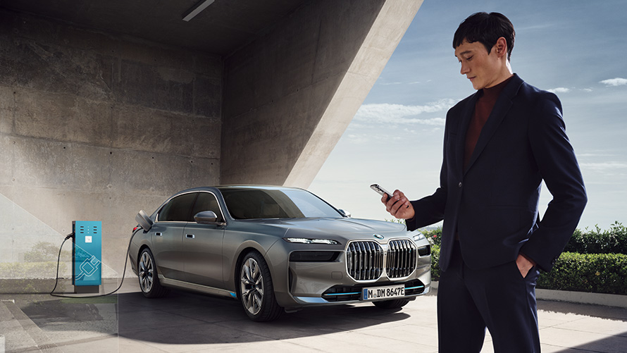 Connected Charging u My BMW App Connected Charging u aplikaciji My BMW za punjenje BMW i7 xDrive60 s osobom u prvom planu