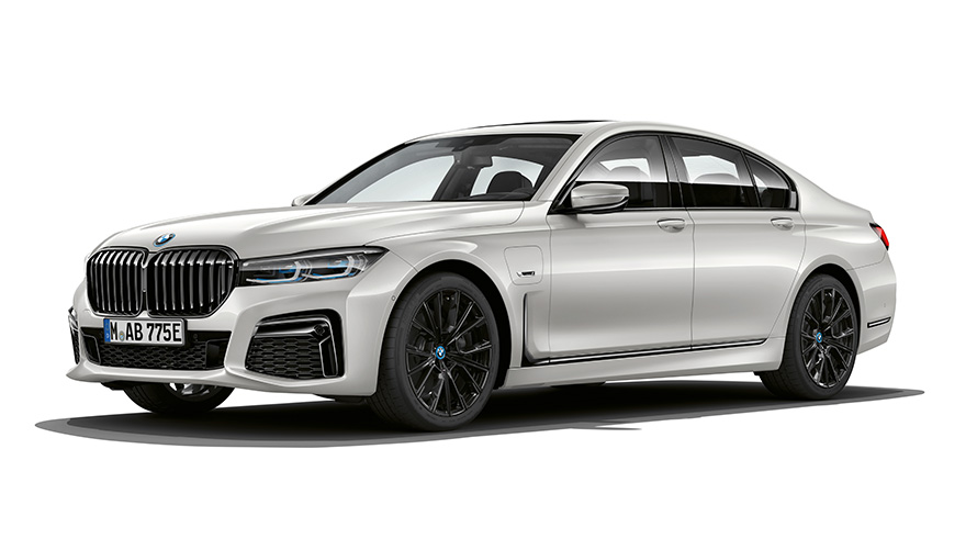 BMW 745e Limuzina PHEV automobil tročetvrtinski prednji prikaz BMW 745e Limuzina PHEV automobil studijski snimak tročetvrtinski prednji prikaz