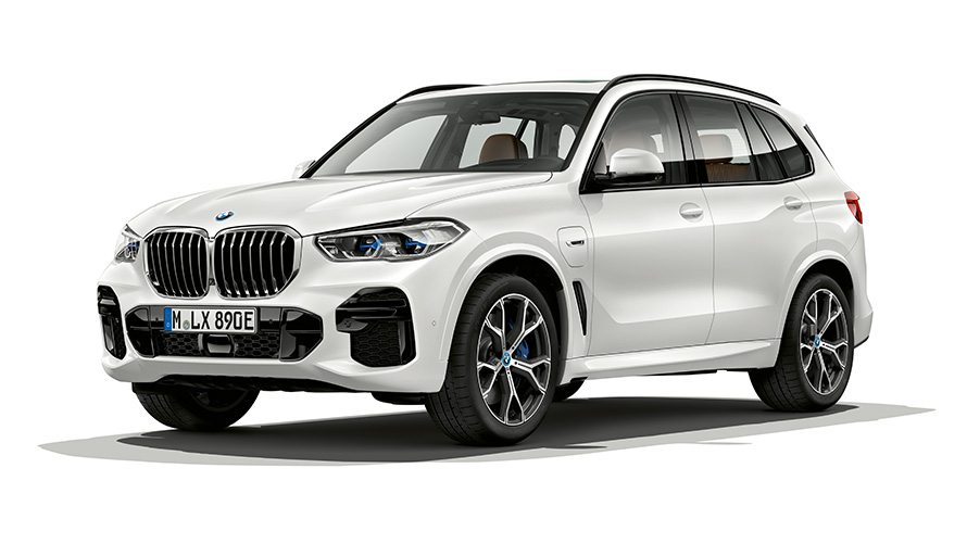 BMW X5 xDrive45e PHEV automobil tročetvrtinski prednji prikaz BMW X5 xDrive45e PHEV automobil studijski snimak tročetvrtinski prednji prikaz