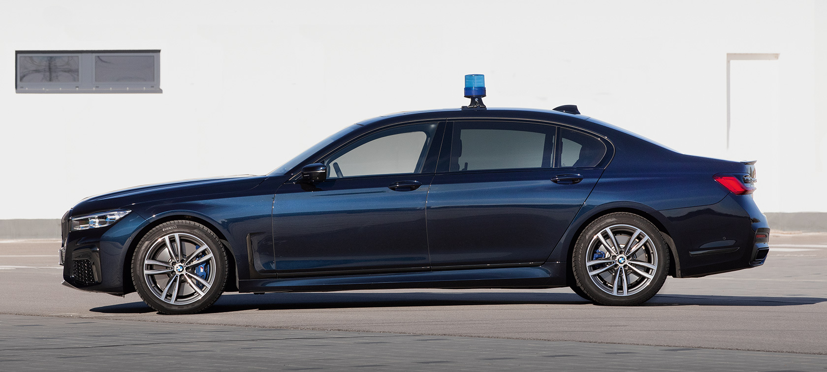 BMW SERIJE 7 G12LCI vozilo za javne službe BMW SERIJE 7 G12LCI vozilo za javne službe bočni pogled postavljeno parkirno rotirajuće svjetlo