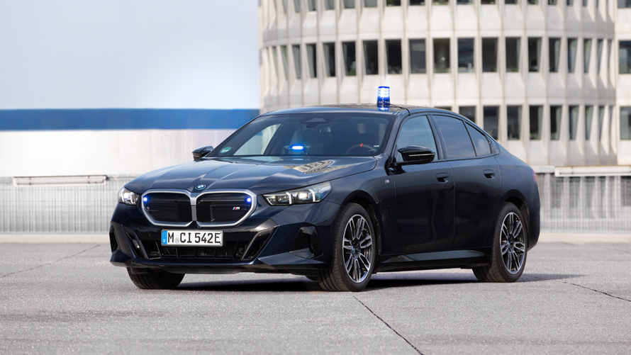 BMW serije 5 Touring G31LCI policijsko vozilo BMW serije 5 Touring G31LCI policijsko vozilo 1/3 pogled sprijeda u tunelu u vožnji