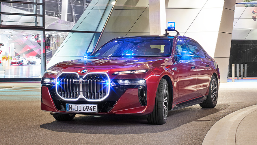 BMW serije 7 G12 službeno vozilo za pratnju BMW serije 7 G12 službeno vozilo za pratnju 1/3 pogled sprijeda na cesti u vožnji