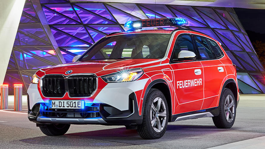 BMW X1 vatrogasno vozilo 3/4 prikaz prednjeg kraja BMW X1 vatrogasnog vozila u vožnji