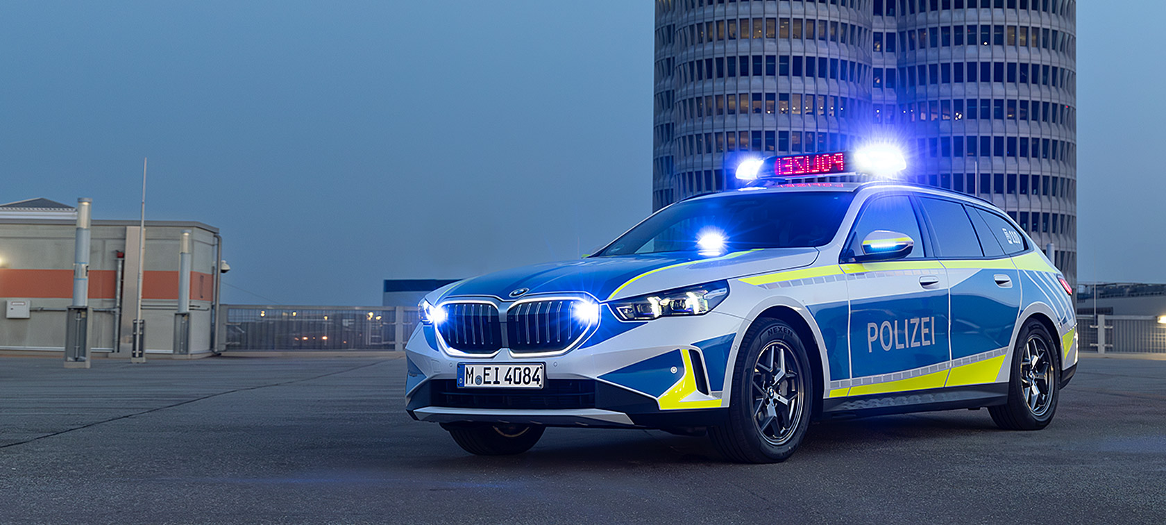 BMW serije 5 Touring G31LCI policijsko vozilo BMW serije 5 Touring G31LCI policijsko vozilo 1/3 pogled sprijeda u tunelu u vožnji
