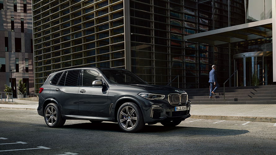 BMW sigurnosna vozila; BMW u vožnji ulicom u gradu  