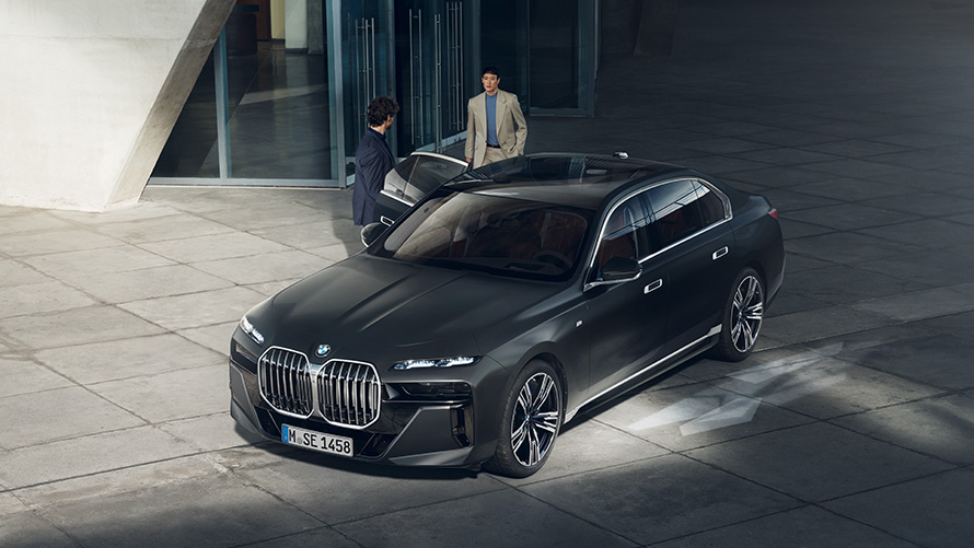 BMW Diplomatic Sales; Vozila za diplomate; BMW parkira ispred zgrade