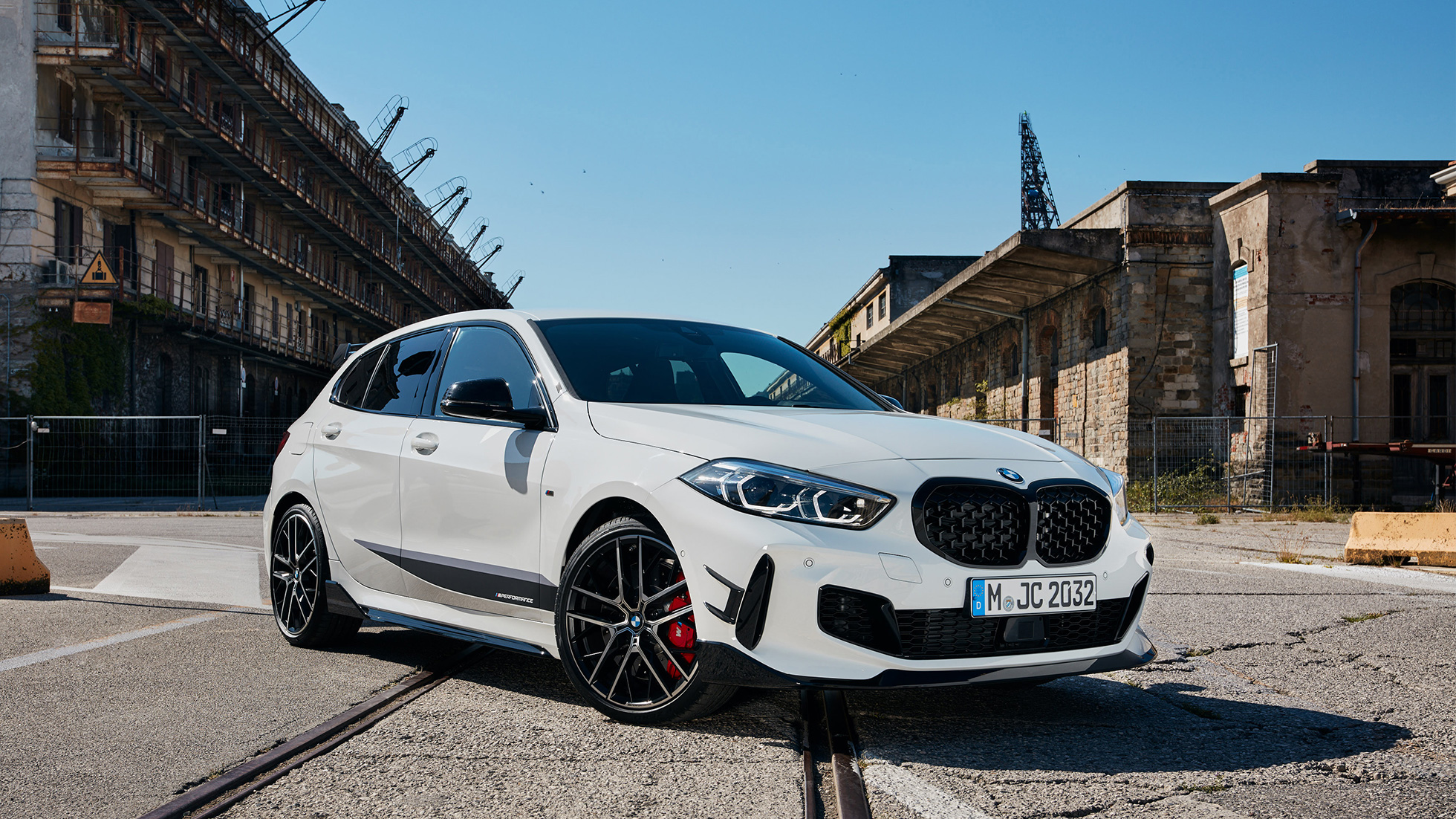 BMW M135i xDrive M Performance dizajn 02 BMW serije 1 BMW M135i xDrive M Performance dizajn 02