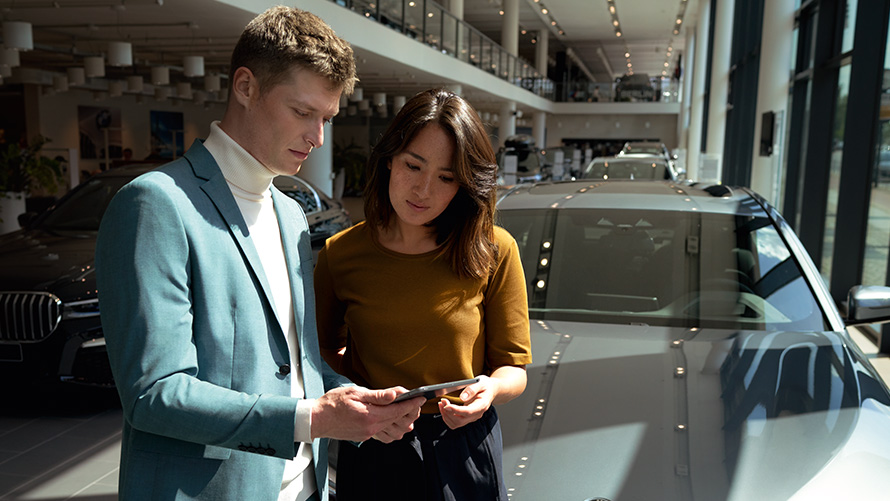 BMW Service Inclusive muškarac i žena kod BMW trgovca