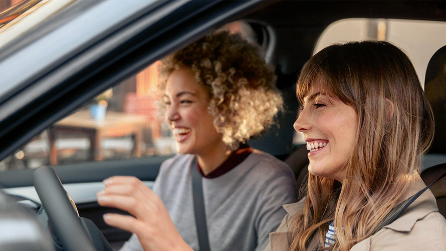 BMW užitak u vožnji sa BMW servisom Dvije sretne žene u BMW-u