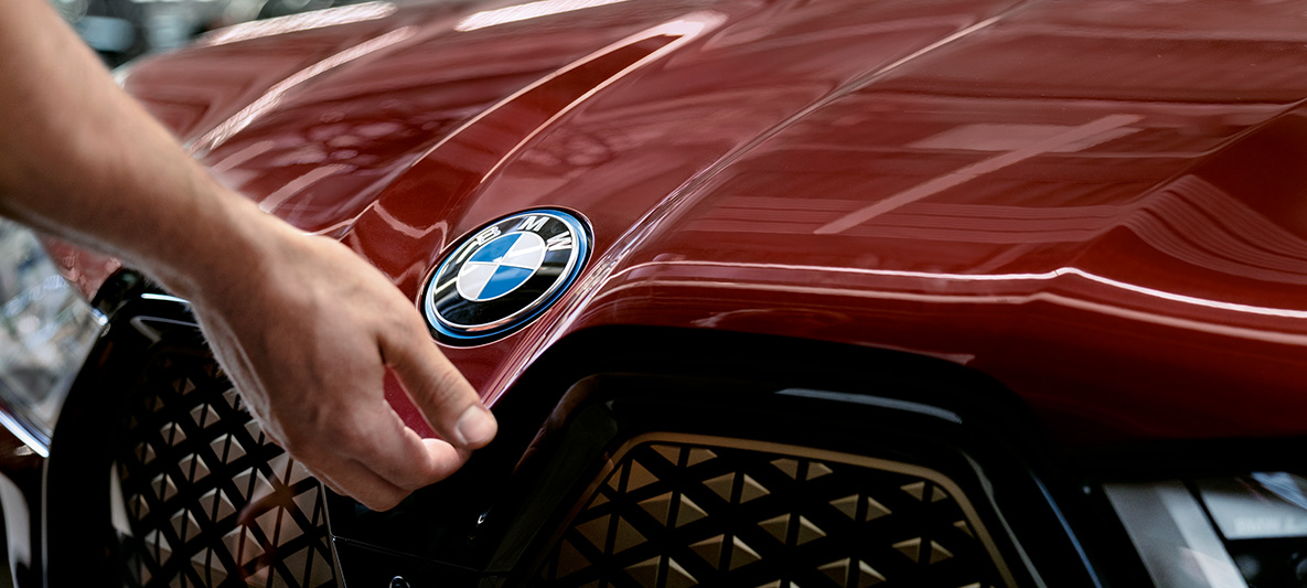 Kontrola i održavanje BMW vozila Ruka za provjere i održavanje BMW vozila na BMW poklopcu motora