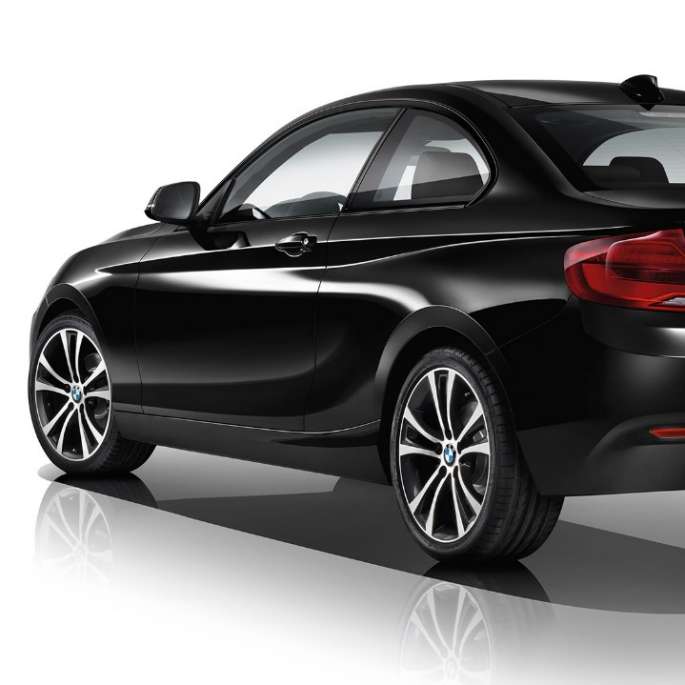 BMW serije 2 Coupé, tročetvrtinski stražnji prikaz Modela Sport Line BMW serije 2 Coupé, tročetvrtinski stražnji prikaz Modela Sport Line