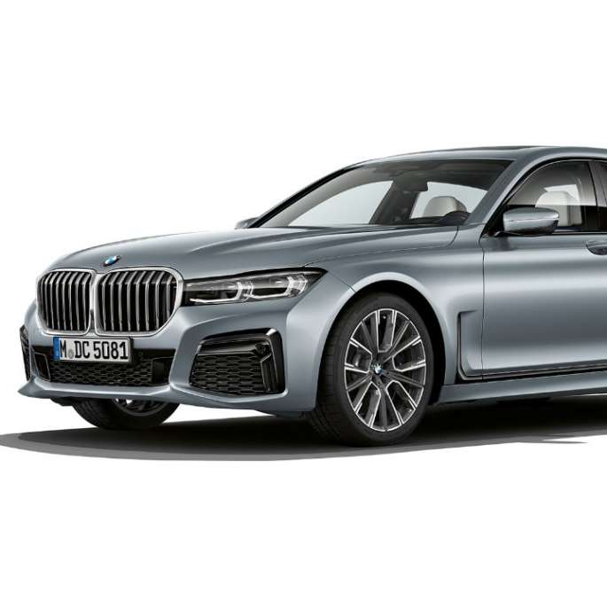 M Sport paket sivog BMW-a serije 7 Limuzina, tročetvrtinski prednji prikaz M Sport paket sivog BMW-a serije 7 Limuzina u tročetvrtinskom prednjem prikazu