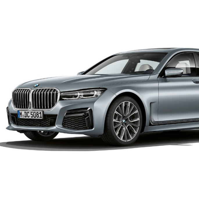 M Sport paket sivog BMW-a serije 7 Limuzina, tročetvrtinski prednji prikaz M Sport paket sivog BMW-a serije 7 Limuzina u tročetvrtinskom prednjem prikazu