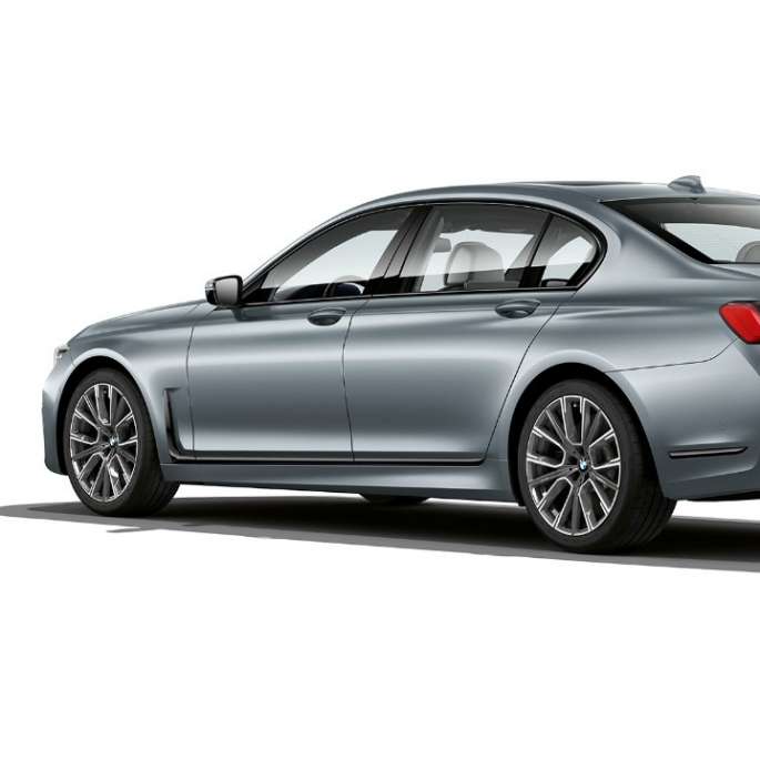 M Sport paket BMW-a serije 7 Limuzina, tročetvrtinski stražnji prikaz M Sport paket sivog BMW-a serije 7 Limuzina u tročetvrtinskom stražnjem prikazu