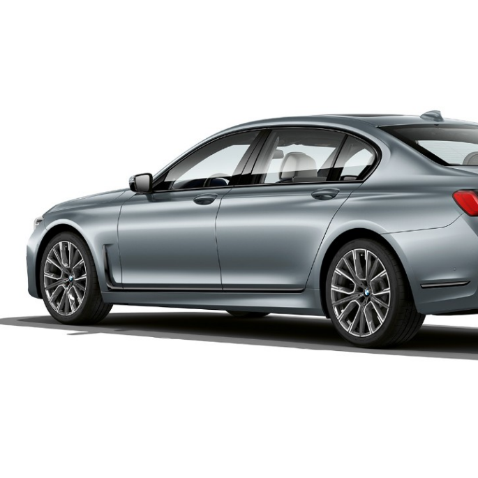 M Sport paket BMW-a serije 7 Limuzina, tročetvrtinski stražnji prikaz M Sport paket sivog BMW-a serije 7 Limuzina u tročetvrtinskom stražnjem prikazu