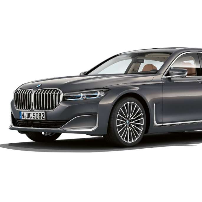 BMW serije 7 Limuzina s opcijom Exterior Design Pure Excellence, tročetvrtinski prednji prikaz Sivi BMW serije 7 Limuzina s opcijom Exterior Design Pure Excellence u tročetvrtinskom prednjem prikazu